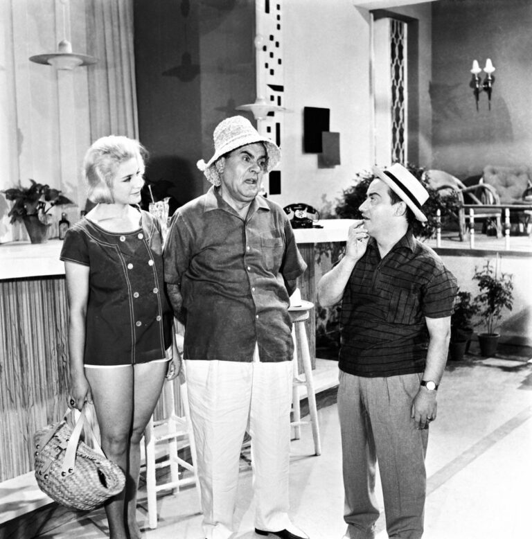 Ο Κλέαρχος, Η Μαρίνα Και Ο Κοντός